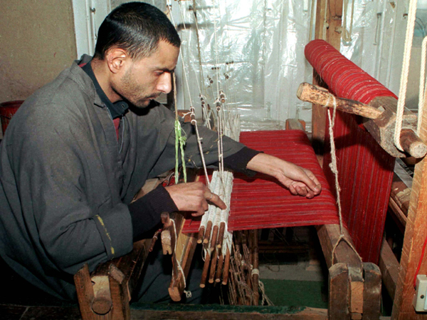 FOR RELEASE WITH STORY BC-KASHMIR-SHAHTOOSH - Fayaz Ahmed weaves a shahtoosh shawl on his handloom set in downtwon Srinagar. Despite world wide ban on shahtoosh shawls, made from the hair of an endangered antelope called the Chiru, or Tibetan antelope is shot and skinned off by poachers to get shahtoosh and smuggled to Kashmir for making shawls and stoles. Picture taken 12MAY99. SM/CC - RTRP85B