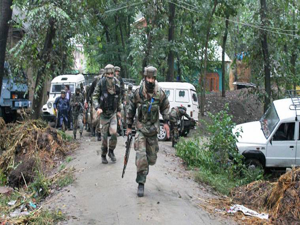 Pulwama: Soldiers run to take positions during an  encounter with the militants at Kawni Village in Pulwama  on Tuesday. PTI Photo  (PTI9_22_2015_000293B)