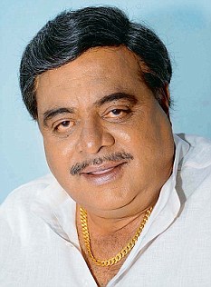 Kannada superstar Ambarish is being hotly pursued these days, but its not the fans who are chasing him. The ruling BJP and the Congress are competing to woo the actor as they see a vote bank in his large fan base. 28Pubjun2012
